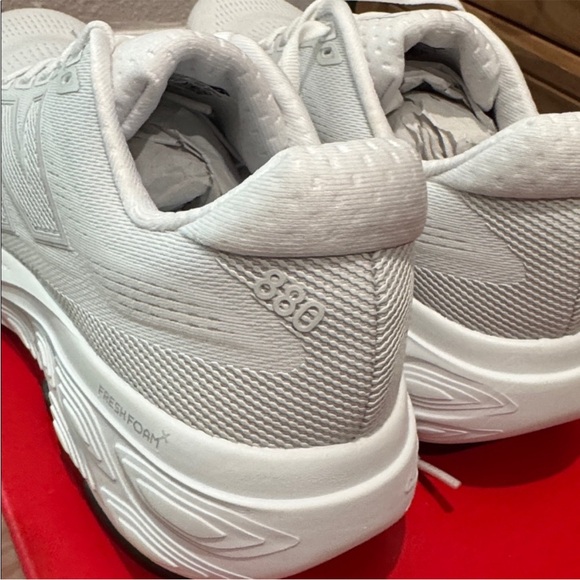 New Balance 880 all white Sneakers womens sz 5 - Picture 3 of 4